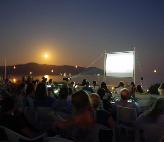 Ο Cine Καλησπερίτης παρουσιάζει στο WindMill Kimolos των ARIA HOTELS, την ταινία «Εκεί που τραγουδάνε οι Καραβίδες», τη Τρίτη 11/6/ 2024 στις 21:15μμ.